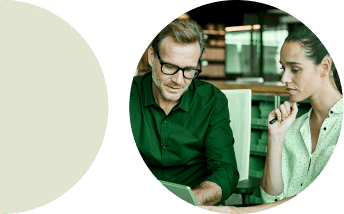 Imagem com um homem e mulher olhando para um notebook