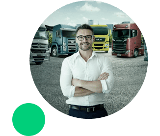 Imagem com um homem de braços cruzados