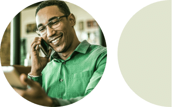 Imagem com um homem falando ao celular